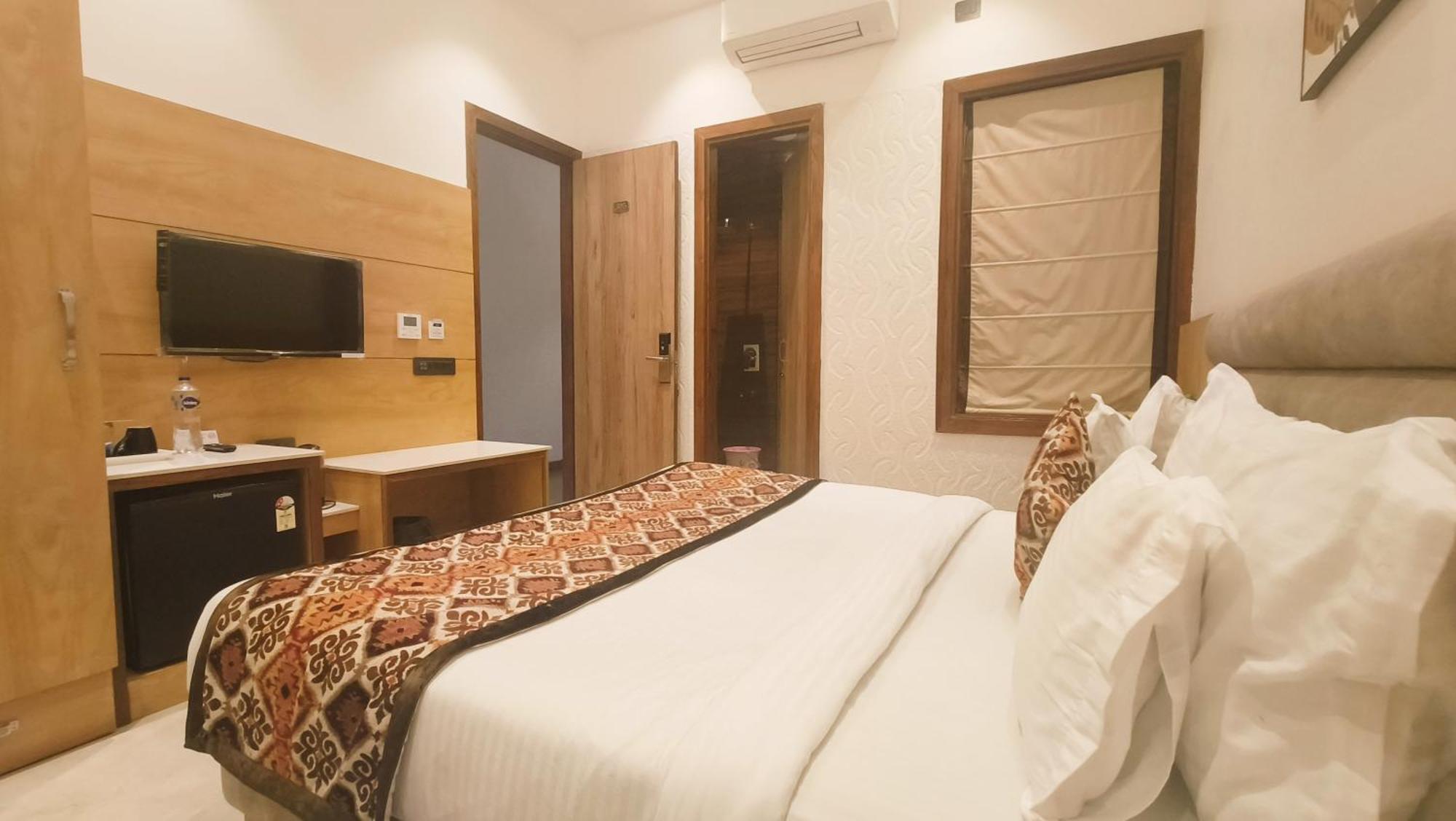 Blessings Hotel Amritsar Bagian luar foto