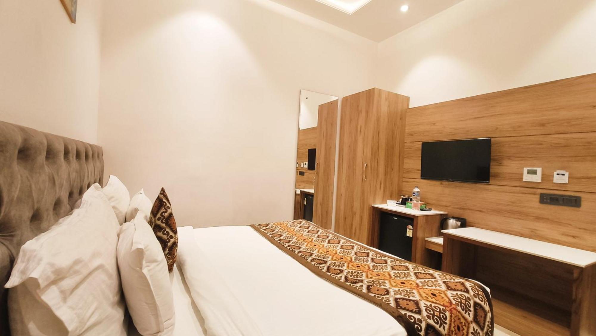 Blessings Hotel Amritsar Bagian luar foto