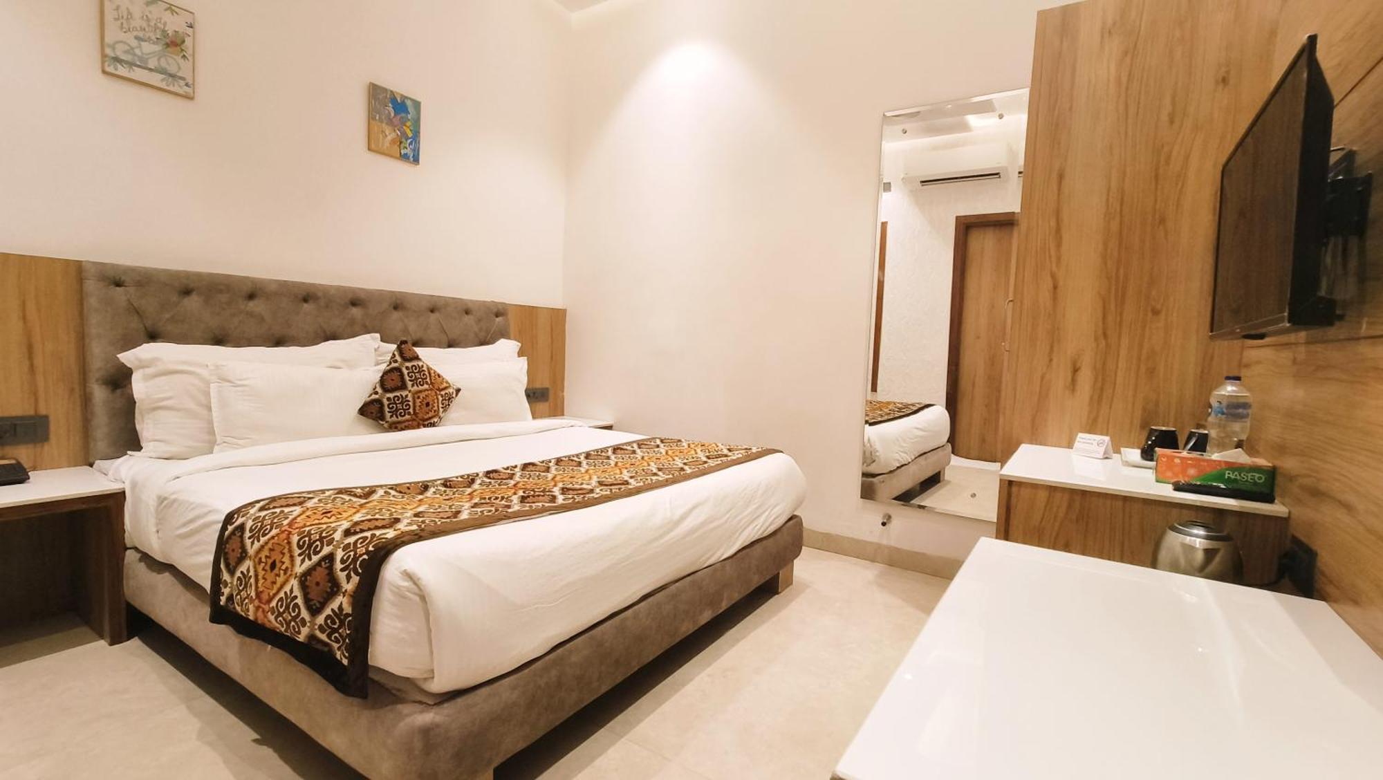 Blessings Hotel Amritsar Bagian luar foto